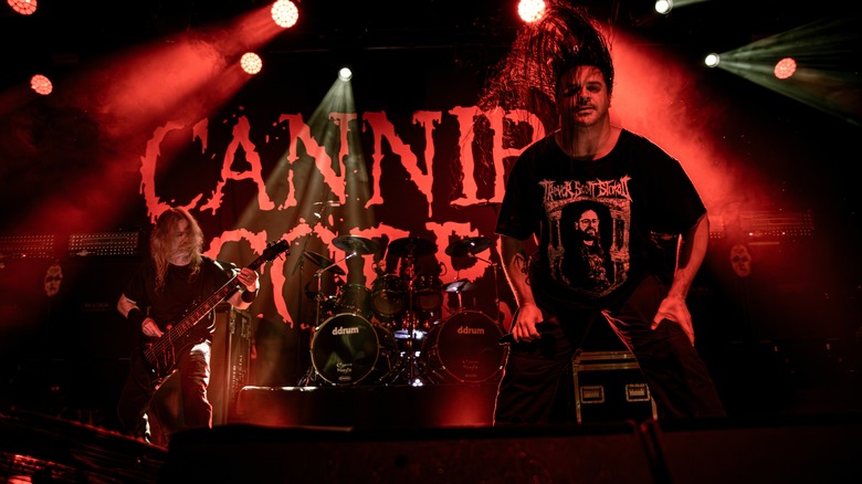 Cannibal Corpse se produit sur scène avec des lumières rouges et le chanteur George Fisher, alias Corpsegrinder, headbanging