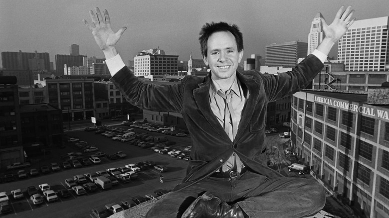 Un Peter Ivers souriant pose sur le toit d'un appartement de Los Angeles, 1981
