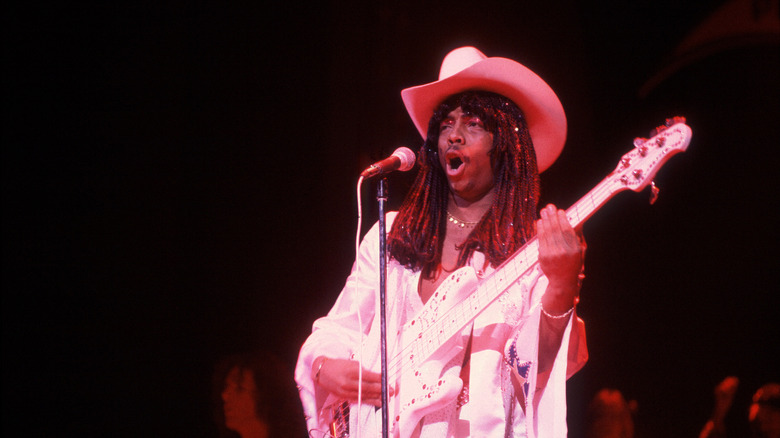 Rick James en tenue de camp complète se produisant en 1980