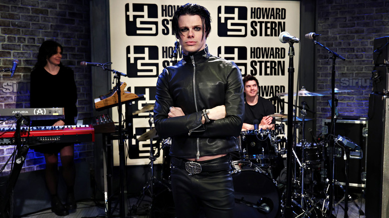 Yungblud posant pour une photo au Howard Stern Show en 2025
