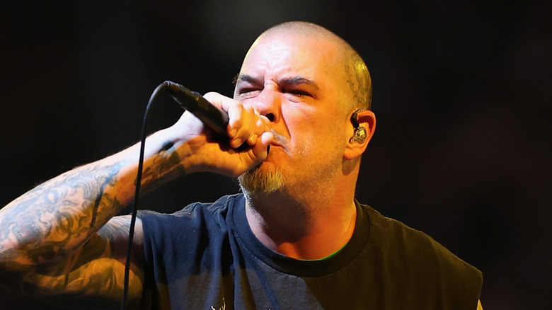 Phil Anselmo chante avec colère sur scène