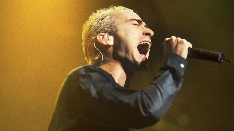 Ed Kowalczyk criant dans le micro dans une émission des années 1990