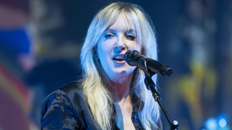 Liz Phair chante sur scène