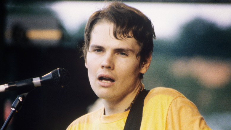 Billy Corgan chantant sur scène en 1993