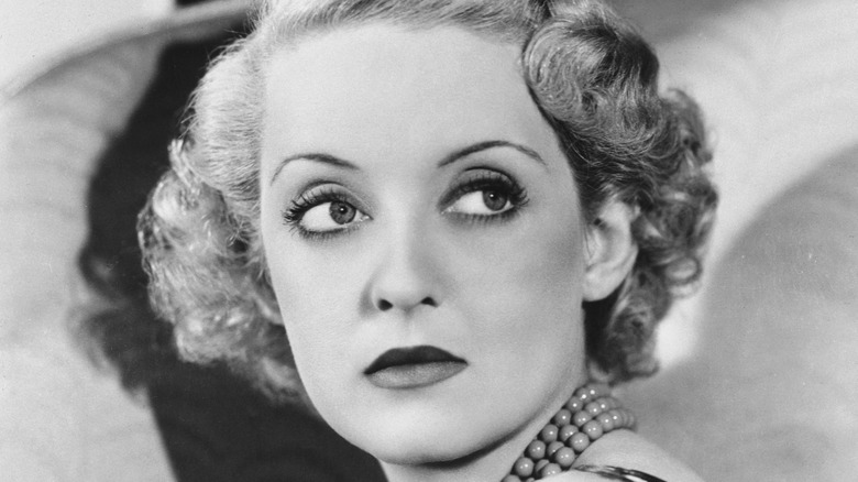 photo publicitaire en noir et blanc d'une jeune Bette Davis