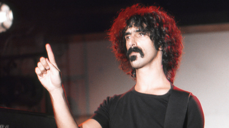 Frank Zappa sous les projecteurs avec une guitare