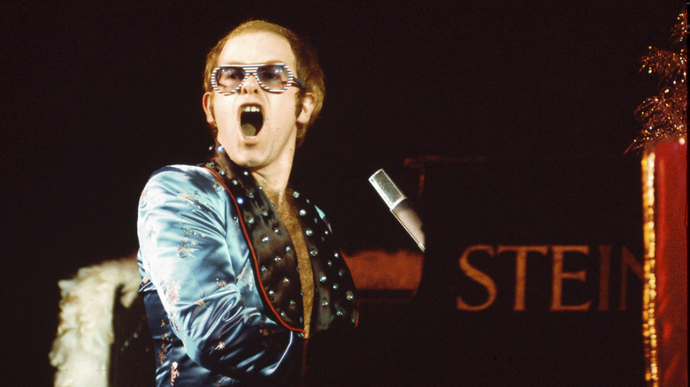 Elton John sur scène au piano