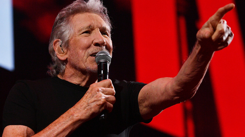 Roger Waters sur scène avec micro
