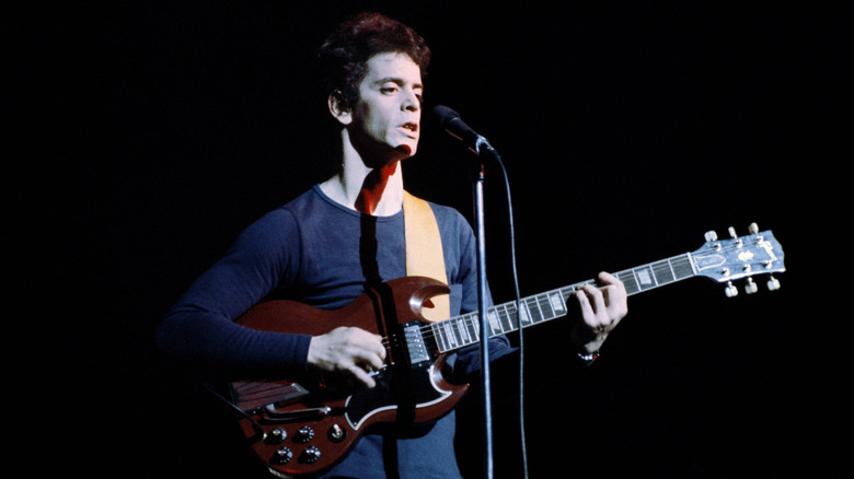 Lou Reed avec guitare sur scène