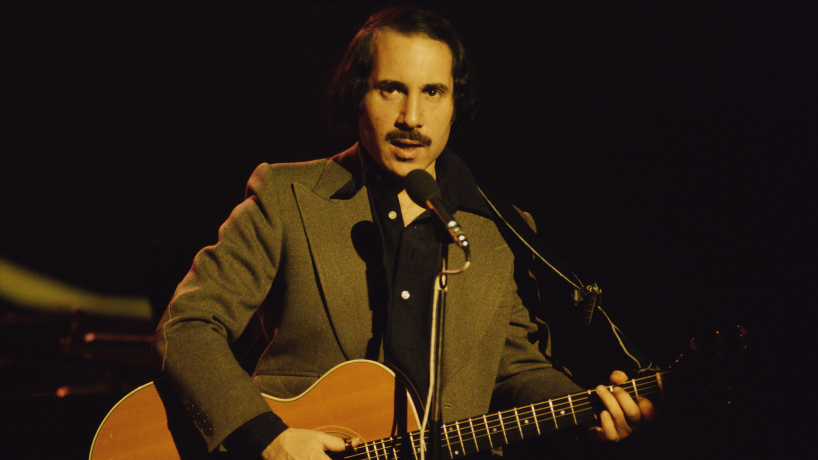 Paul Simon occupait la première place le jour de la Saint-Valentin il y a 50 ans avec un succès totalement ironique