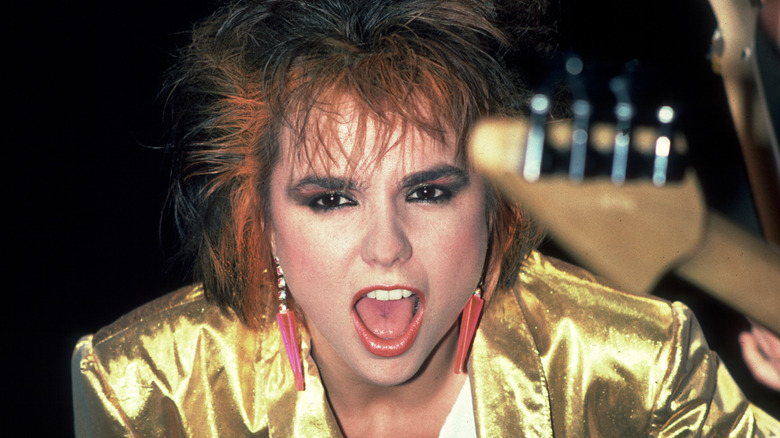 Patty Smyth chantant dans une veste dorée en 1984