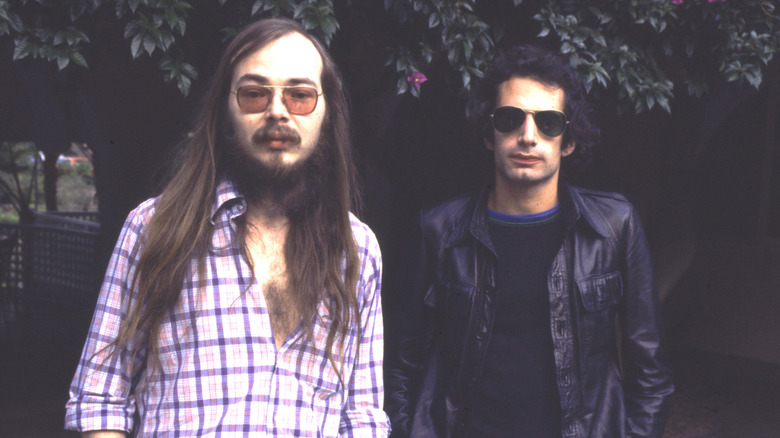 Walter Becker et Donald Fagen regardent la caméra dans les années 70