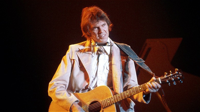 Neil Young sur scène au début des années 1970