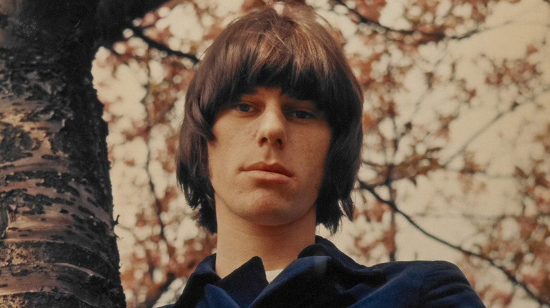 Jeff Beck debout près d'un arbre
