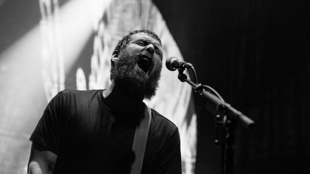 La reprise par le Manchester Orchestra de cette chanson d'amour classique de Neil Young crépite d'émotion brute