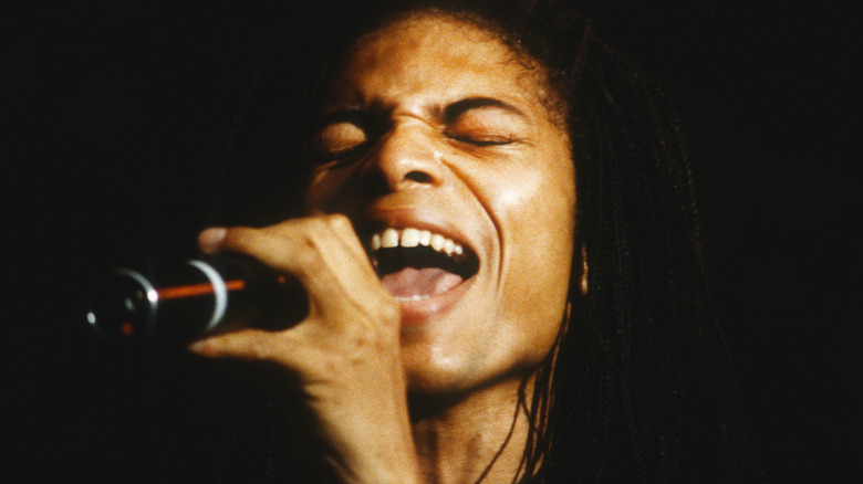 Terence Trent D'Arby chantant sur scène en 1987