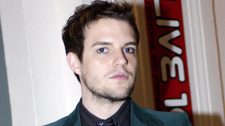 Brandon Flowers regarde la caméra ennuyé