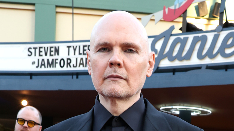 Billy Corgan regarde avec colère