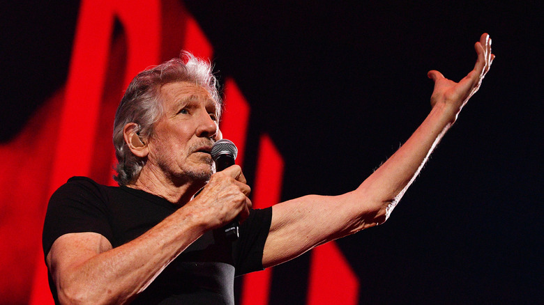 Roger Waters sur scène avec micro