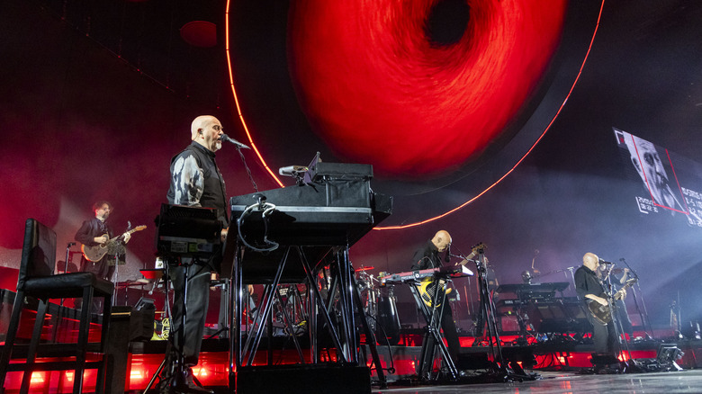 Peter Gabriel sur scène avec piano