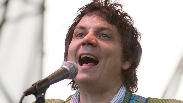 Jeff Tweedy chante sur scène