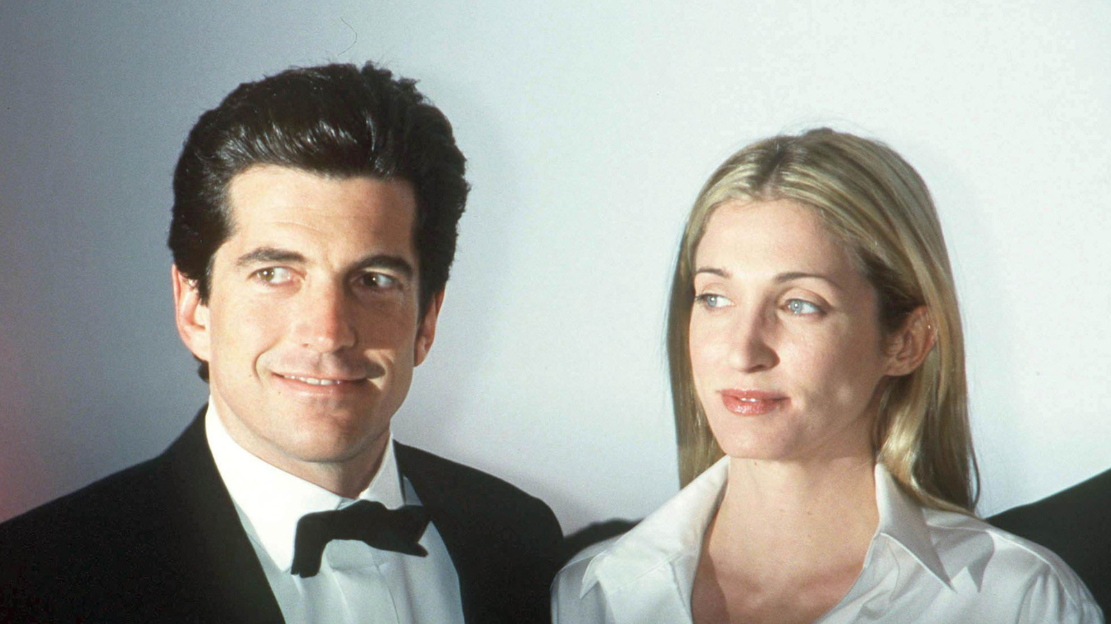 L'histoire d'amour : la bande originale de JFK Jr. et Carolyn Bessette est de l'herbe à chat nostalgique des années 90