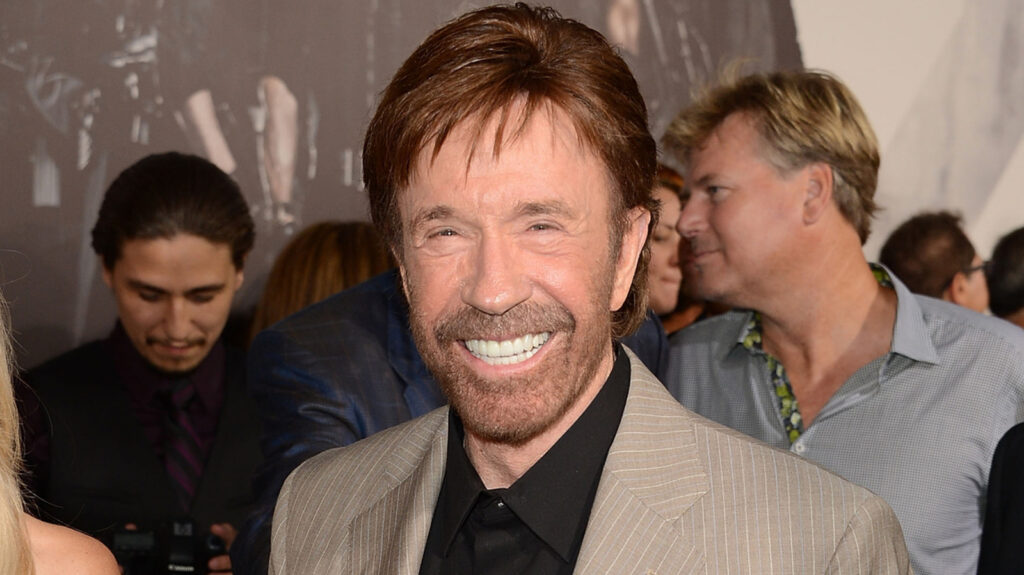 Chuck Norris a chanté la chanson thème des yeux d'un Ranger – mais son premier choix était cette légende country