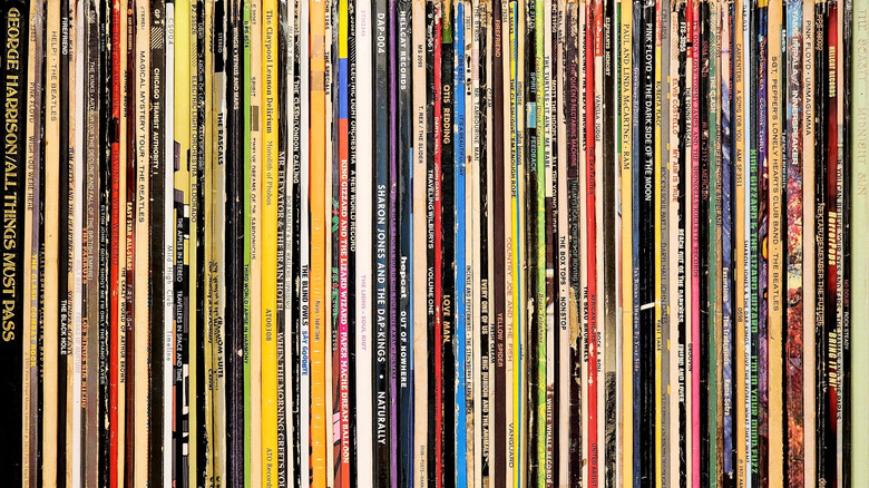 Collection de disques empilés verticalement