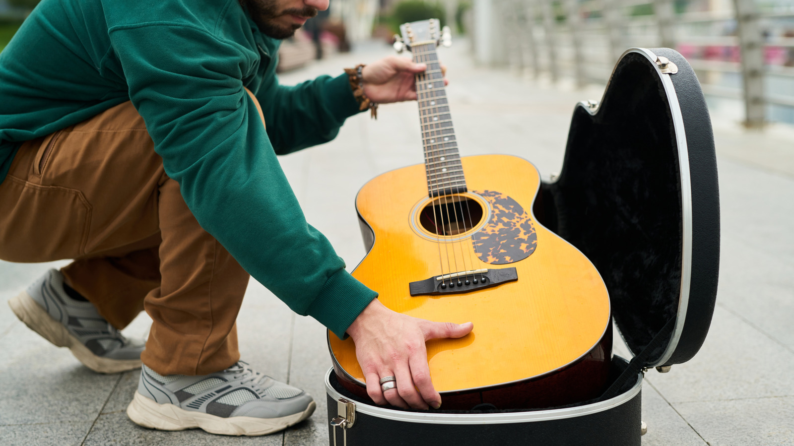 Faut-il ranger une guitare dans un étui ou sur un support ?