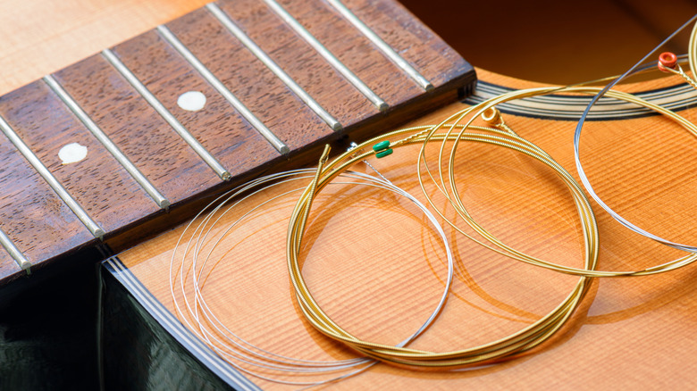 Nouvelles cordes enroulées sur guitare acoustique