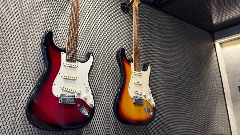 Fender Stratocaster accrochée au mur