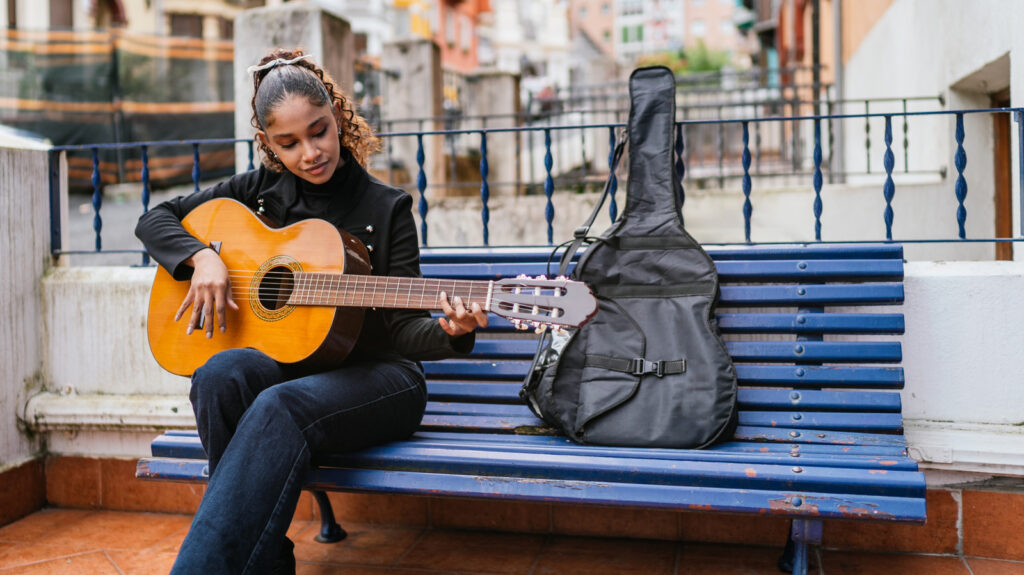 Vaut-il mieux avoir un étui de guitare rigide ou souple ?