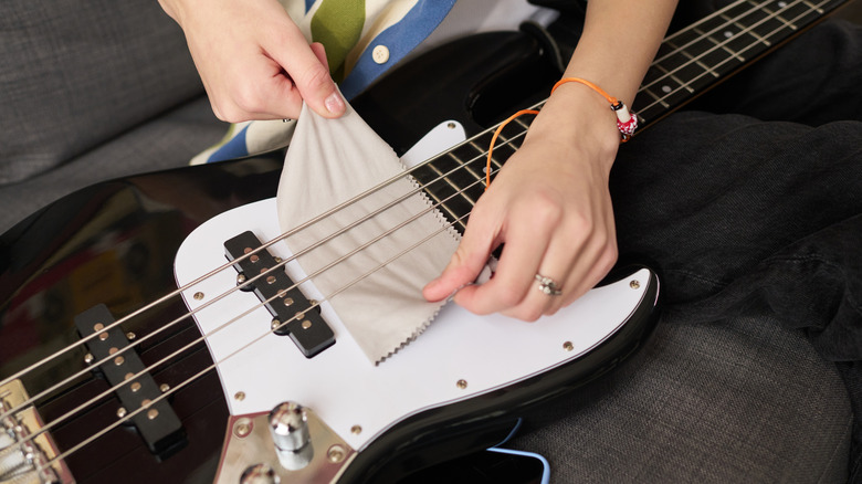 Personne nettoyant la guitare électrique