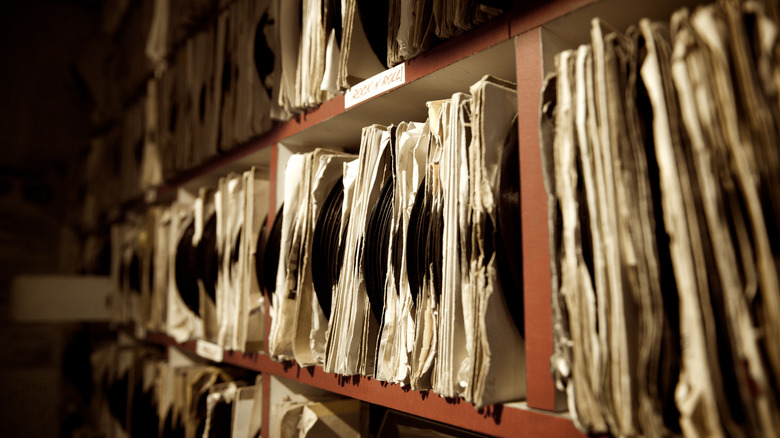 Rangées de vinyles empilés sur des étagères