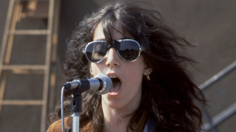 Patti Smith chantait et jouait de la guitare sur scène dans les années 1970