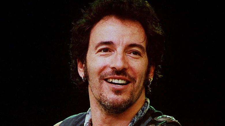 Bruce Springsteen souriant sur scène