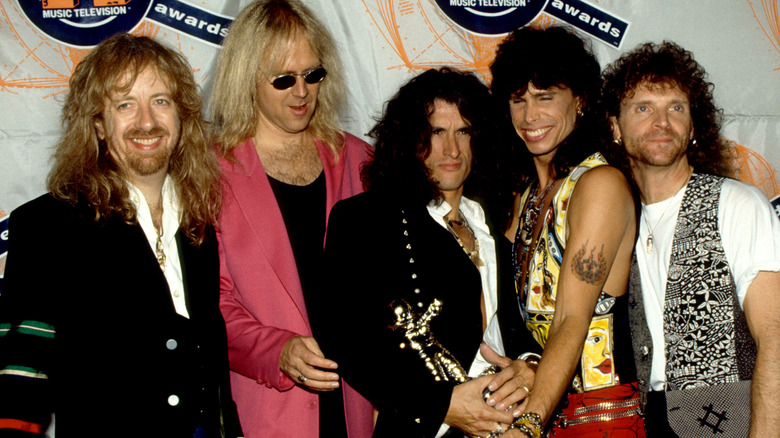 Aerosmith posant aux MTV VMA en 1990