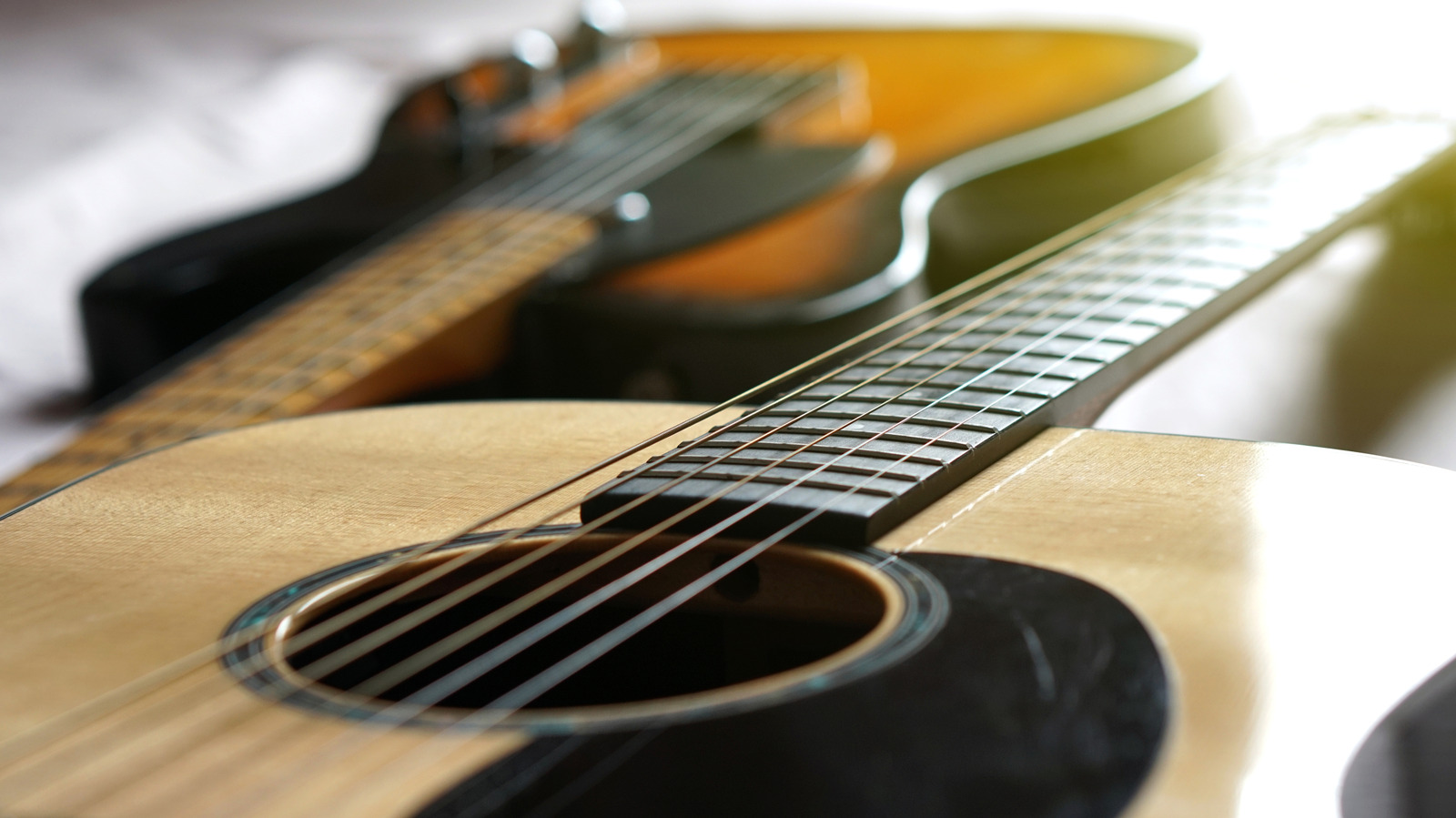 La guitare acoustique est-elle meilleure pour les débutants ?