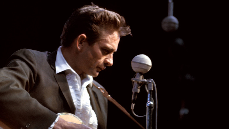 Johnny Cash se produisant pendant un concert