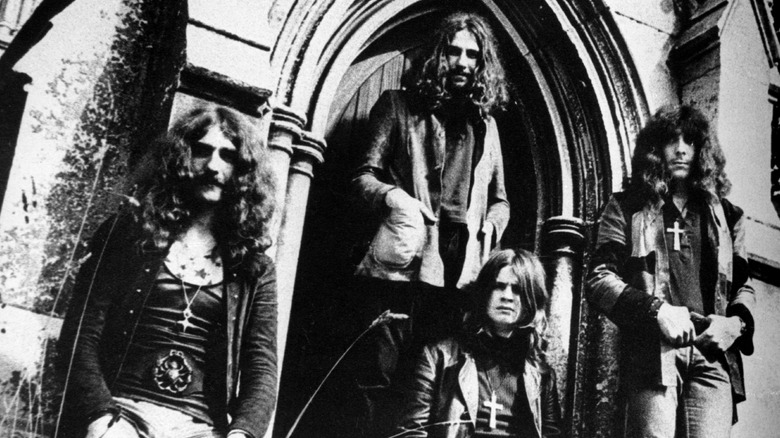 Black Sabbath posant près de l’église