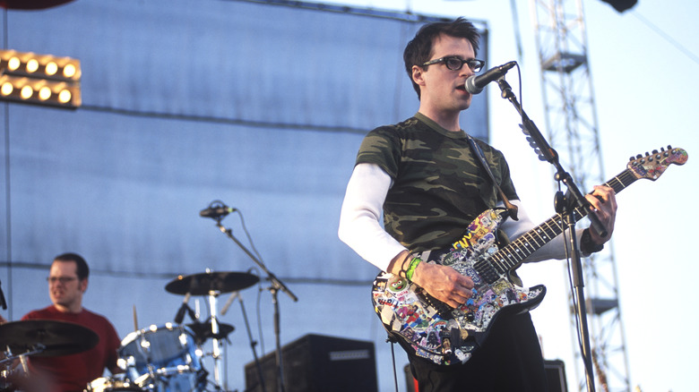 Rivers Cuomo joue de la guitare colorée