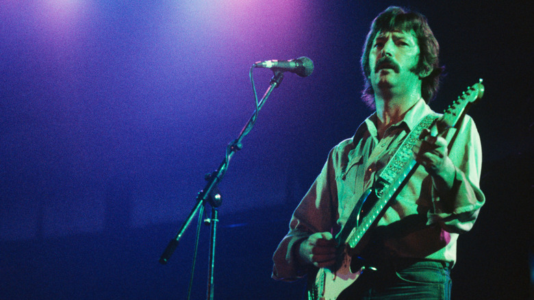 Eric Clapton joue de la guitare sur scène