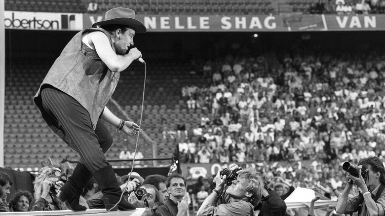 Bono chante devant la foule
