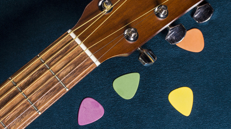 Guitare avec des médiators dispersés
