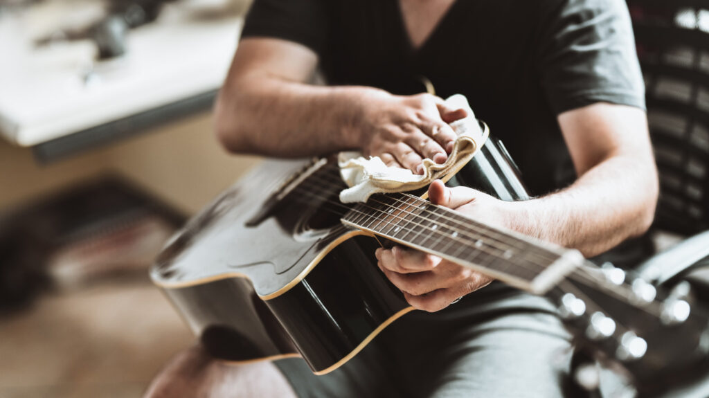 À quelle fréquence devez-vous nettoyer votre guitare ?