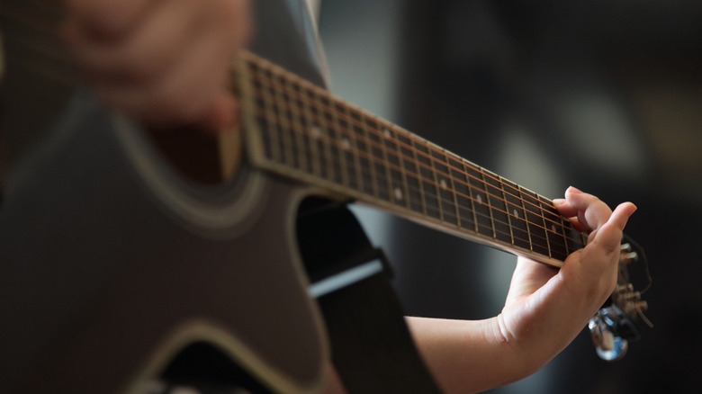 Gros plan, personne, jouer, guitare acoustique