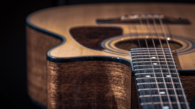 Corps de guitare et coup de cordes