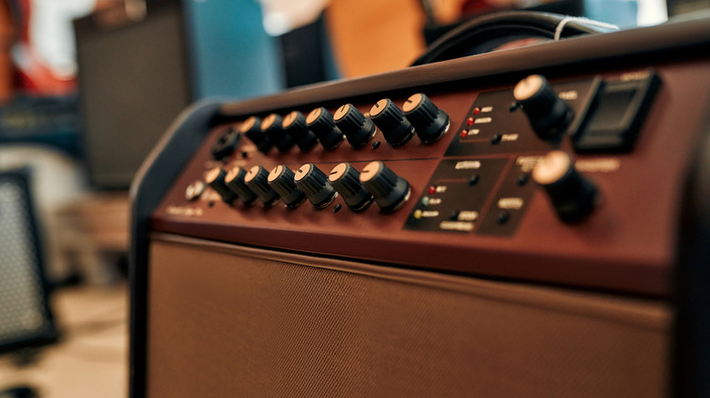 Gros plan sur les commandes de l'ampli