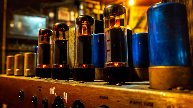 Lampes à vide sur ampli vintage