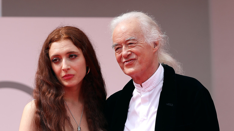Jimmy Page de Scarlett Sabet et Led Zeppelin posant pour une photo